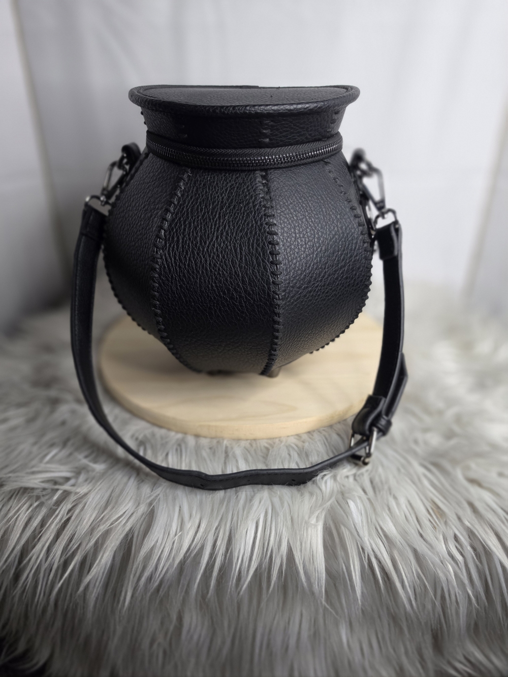La Femme En Noir Cottage Witch Cauldron Crossbody Bag - Picture 2 of 4